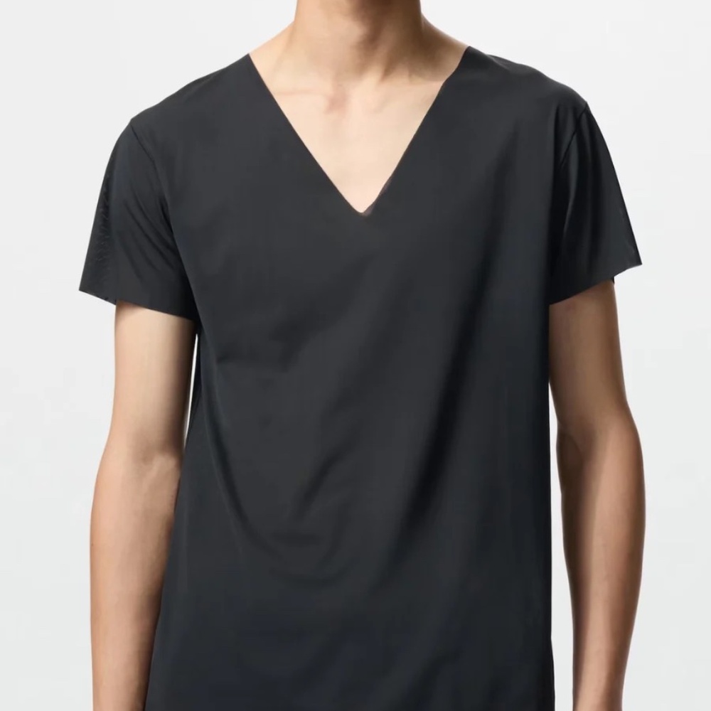 Uniqlo AIRism Mesh V-Neck T-Shirt (Short Sleeve)